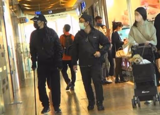 擔心!85歲謝賢拄拐杖慢步進餐廳險摔倒,助手全程攙扶不敢鬆手!