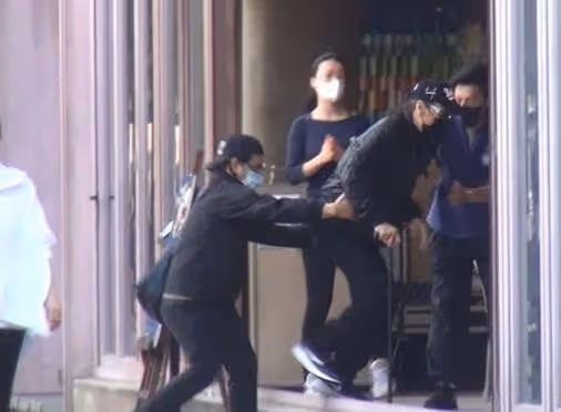擔心!85歲謝賢拄拐杖慢步進餐廳險摔倒,助手全程攙扶不敢鬆手!