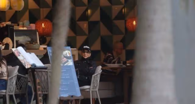 擔心！85歲謝賢拄拐杖慢步進餐廳險摔倒，助手全程攙扶不敢鬆手！