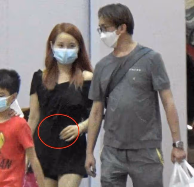 絕！54歲香港知名男星盡享齊人之福，自爆稱呼三位女友為「豬扒」