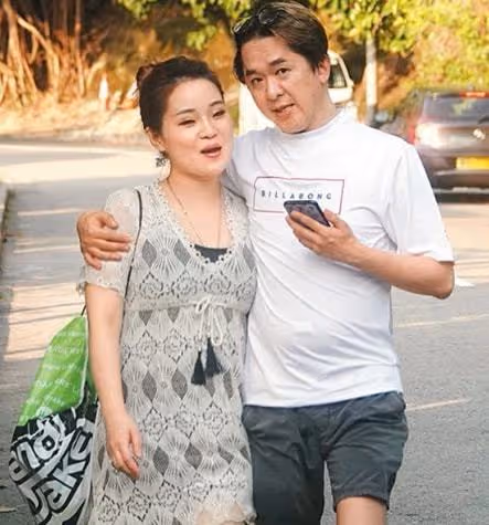 絕！54歲香港知名男星盡享齊人之福，自爆稱呼三位女友為「豬扒」