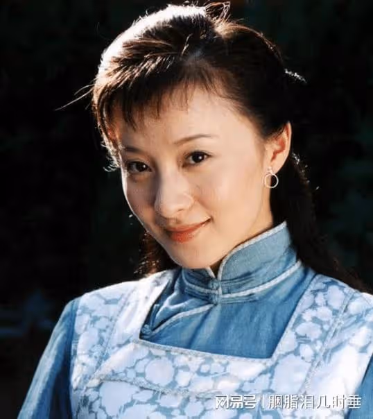 美女演員徐露：當紅時嫁大7歲老公，46歲與17歲女兒同框似姐妹
