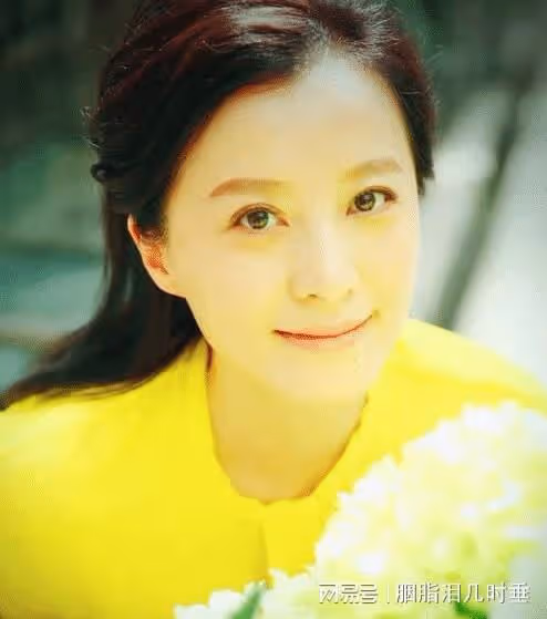 美女演員徐露：當紅時嫁大7歲老公，46歲與17歲女兒同框似姐妹