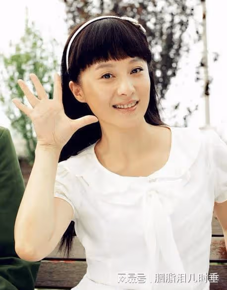 美女演員徐露:當紅時嫁大7歲老公,46歲與17歲女兒同框似姐妹