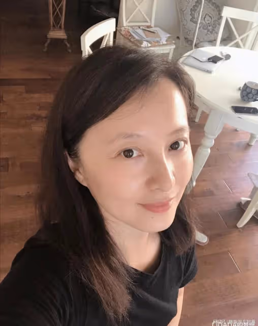 美女演員徐露:當紅時嫁大7歲老公,46歲與17歲女兒同框似姐妹