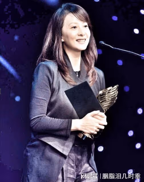 美女演員徐露:當紅時嫁大7歲老公,46歲與17歲女兒同框似姐妹