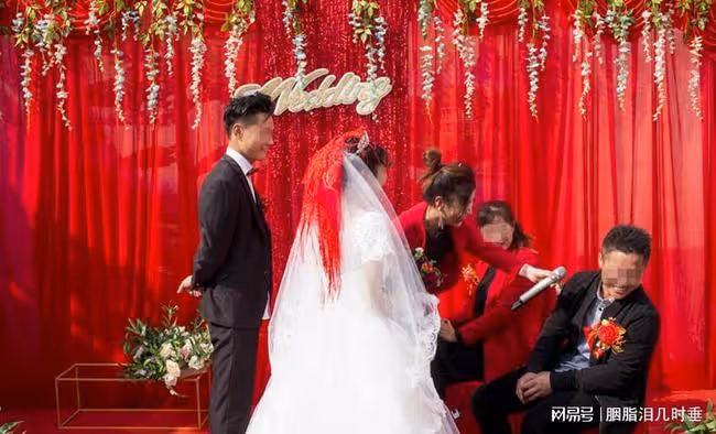結婚5年沒孩子老公提離婚,1年後他再婚,我挺孕肚參加他取消婚禮