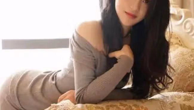 擁擠的舞池裡,我愛上一個女人,她用胸和臀舞出我的瘋狂和慾念
