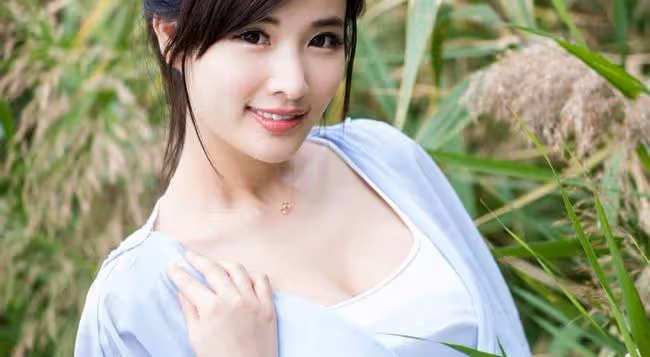 擁擠的舞池裡,我愛上一個女人,她用胸和臀舞出我的瘋狂和慾念