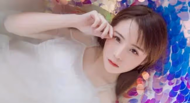 擁擠的舞池裡,我愛上一個女人,她用胸和臀舞出我的瘋狂和慾念