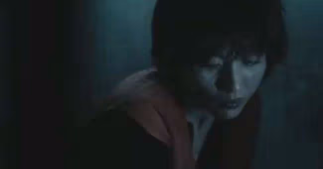 殺了繼父後我縮著坐在牆邊，衣服被撕得粉碎，只能遮住重要的位置