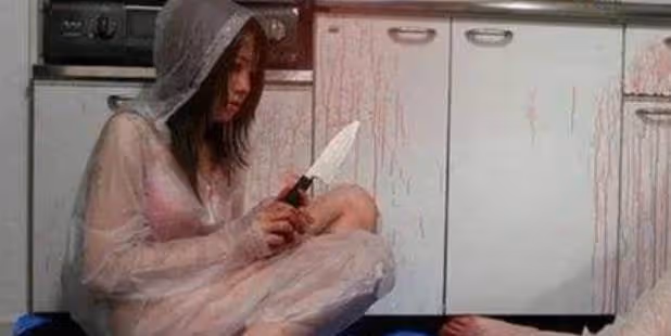 殺了繼父後我縮著坐在牆邊,衣服被撕得粉碎,只能遮住重要的位置