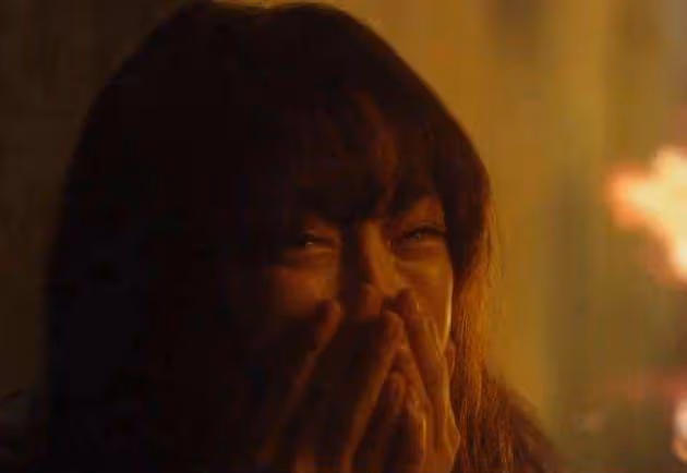 殺了繼父後我縮著坐在牆邊,衣服被撕得粉碎,只能遮住重要的位置