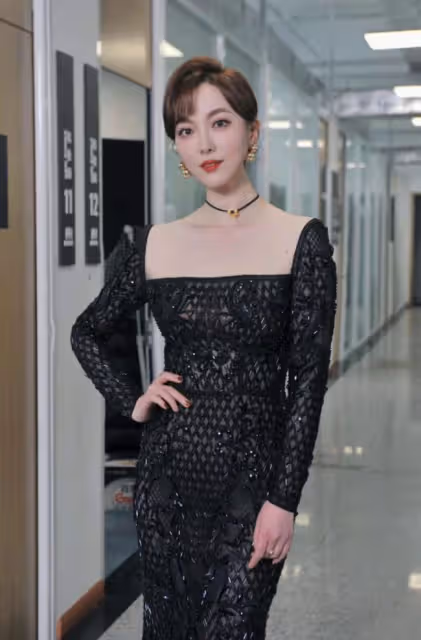 安徽台餘聲曬國劇盛典美照,端莊大氣秀蠻腰,與周群倪萍同台主持