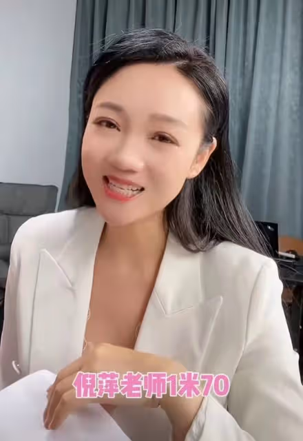 安徽台餘聲曬國劇盛典美照,端莊大氣秀蠻腰,與周群倪萍同台主持