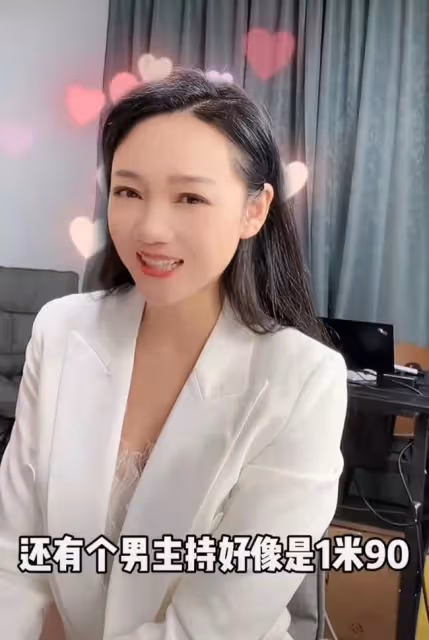 安徽台餘聲曬國劇盛典美照,端莊大氣秀蠻腰,與周群倪萍同台主持