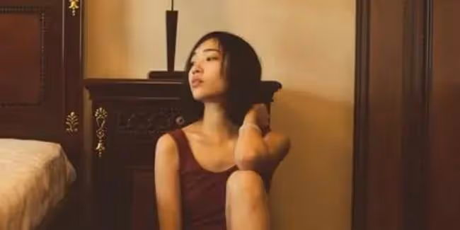 23歲,我被富豪包養,我們在床上時,他總是讓我和男友通話