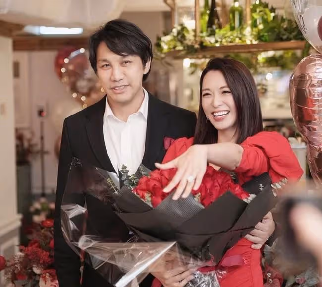 恭喜!48歲陳煒宣布明年4月辦婚禮,不介意小5歲男友曾結婚生娃