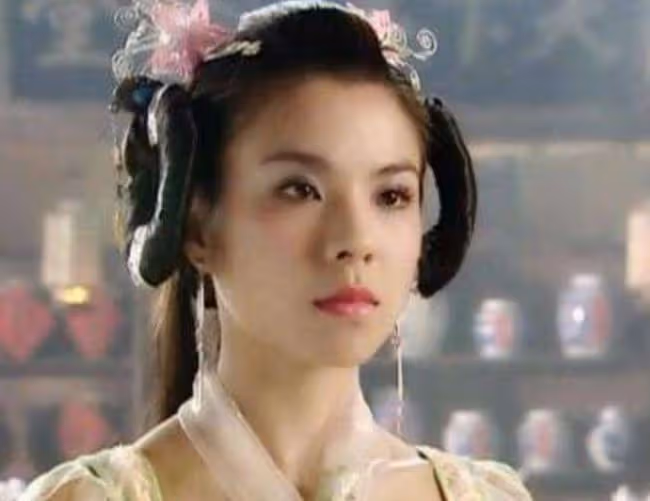 43歲女星轉行當服務員,卻意外受傷失業4個月,坦言想復出娛樂圈