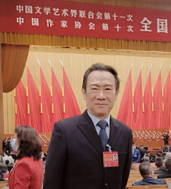眾星坐大巴車出席文代會,主任林永健發言氣場強,劉濤素顏狀態好