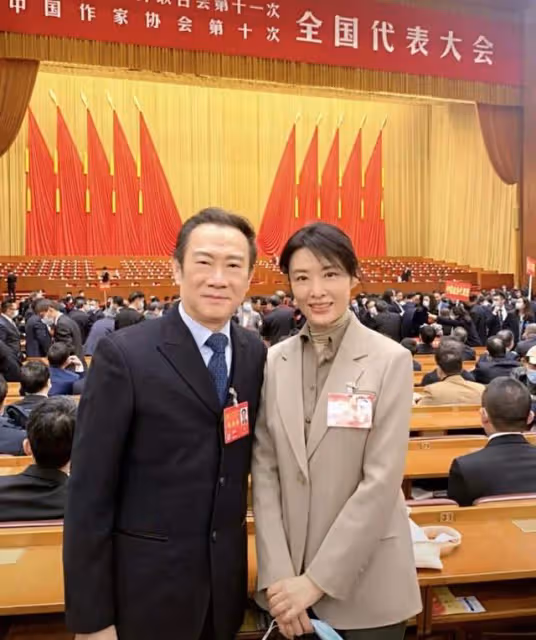 眾星坐大巴車出席文代會,主任林永健發言氣場強,劉濤素顏狀態好