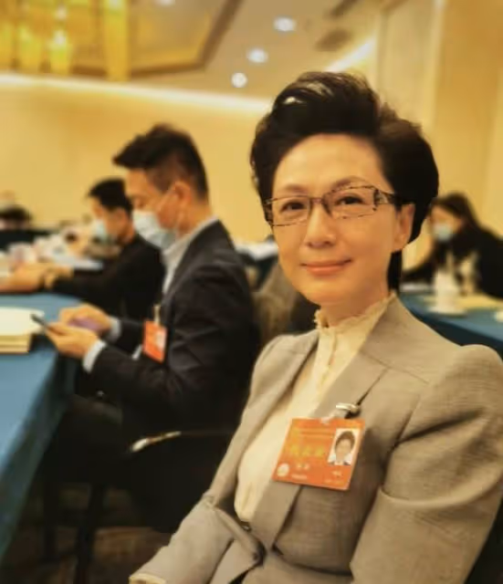 眾星坐大巴車出席文代會,主任林永健發言氣場強,劉濤素顏狀態好