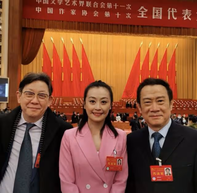 眾星坐大巴車出席文代會,主任林永健發言氣場強,劉濤素顏狀態好