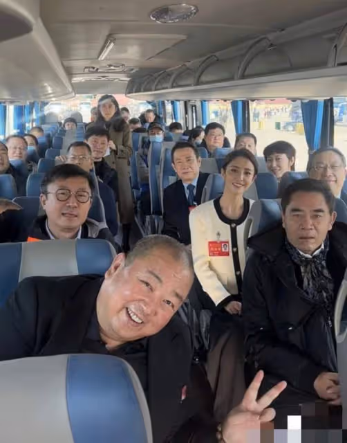 眾星坐大巴車出席文代會,主任林永健發言氣場強,劉濤素顏狀態好