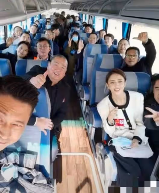 眾星坐大巴車出席文代會,主任林永健發言氣場強,劉濤素顏狀態好