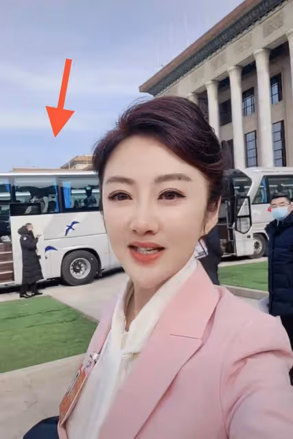眾星坐大巴車出席文代會,主任林永健發言氣場強,劉濤素顏狀態好