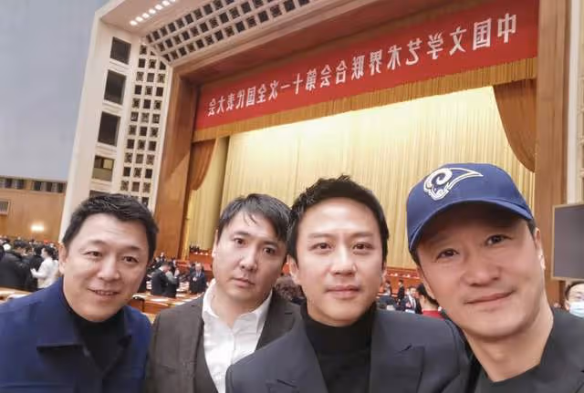 眾星坐大巴車出席文代會,主任林永健發言氣場強,劉濤素顏狀態好