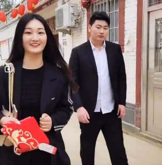 大衣哥兒子首次回應離婚,夫妻同床不同被,結婚三天就直播吸粉
