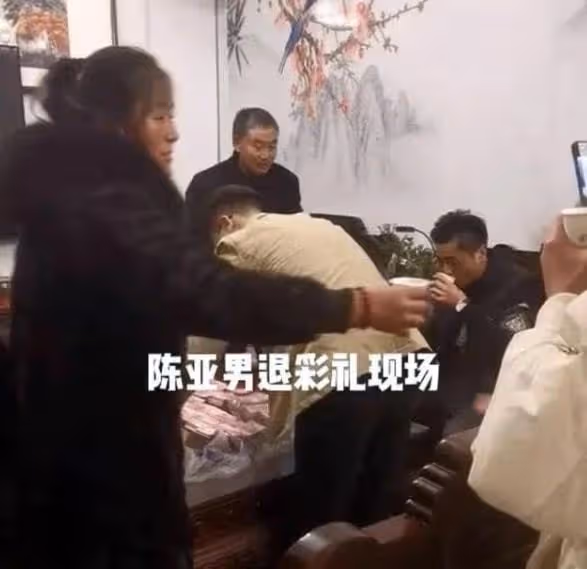 大衣哥兒子首次回應離婚,夫妻同床不同被,結婚三天就直播吸粉