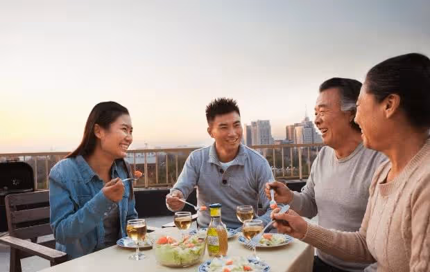 妹妹十幾歲養家,哥卻與她反目,女子有心調解,得知內情只能長嘆