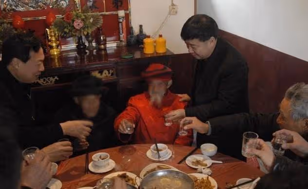 妹妹十幾歲養家,哥卻與她反目,女子有心調解,得知內情只能長嘆