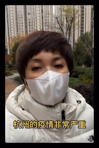 48歲戲骨擔任抗疫志願者,隔空磕頭給80歲母親慶生,曾是轉業軍人