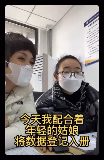 48歲戲骨擔任抗疫志願者,隔空磕頭給80歲母親慶生,曾是轉業軍人