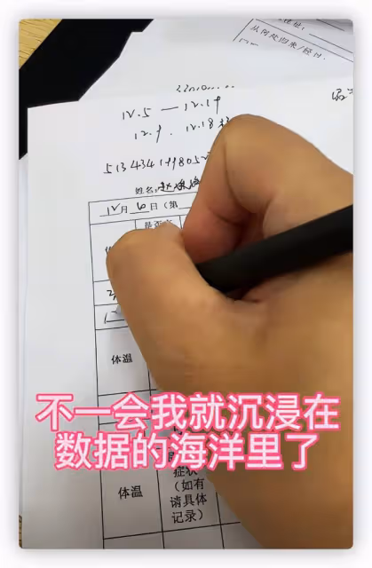 48歲戲骨擔任抗疫志願者,隔空磕頭給80歲母親慶生,曾是轉業軍人