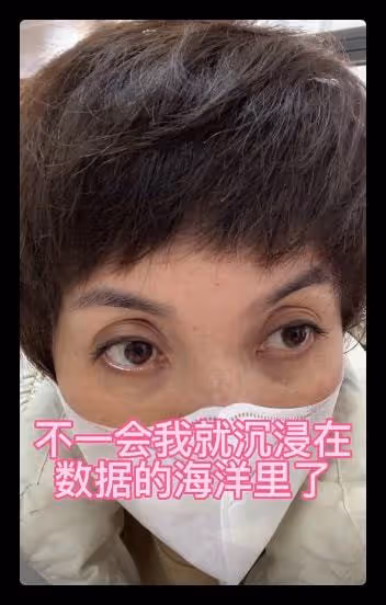 48歲戲骨擔任抗疫志願者,隔空磕頭給80歲母親慶生,曾是轉業軍人