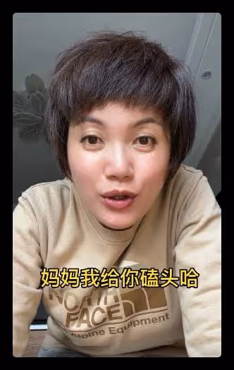 48歲戲骨擔任抗疫志願者,隔空磕頭給80歲母親慶生,曾是轉業軍人