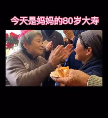 48歲戲骨擔任抗疫志願者,隔空磕頭給80歲母親慶生,曾是轉業軍人