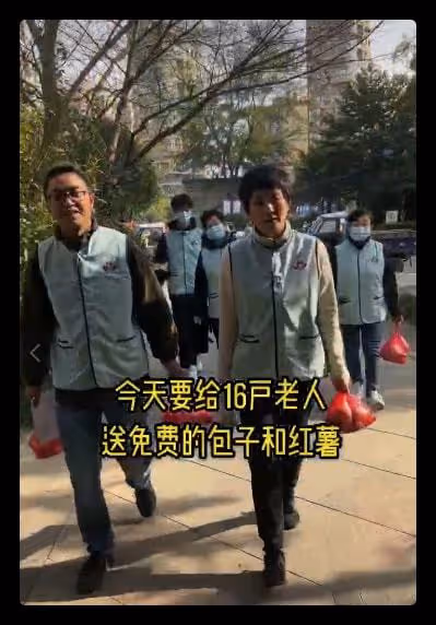 48歲戲骨擔任抗疫志願者，隔空磕頭給80歲母親慶生，曾是轉業軍人
