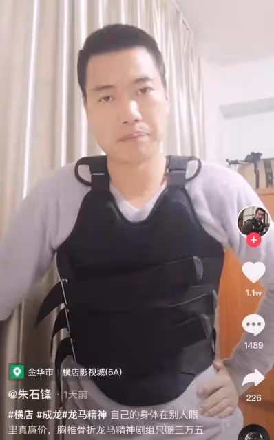 成龍劇組臨演摔馬骨折!劇組只賠三萬五了事,求助無門自言命廉價