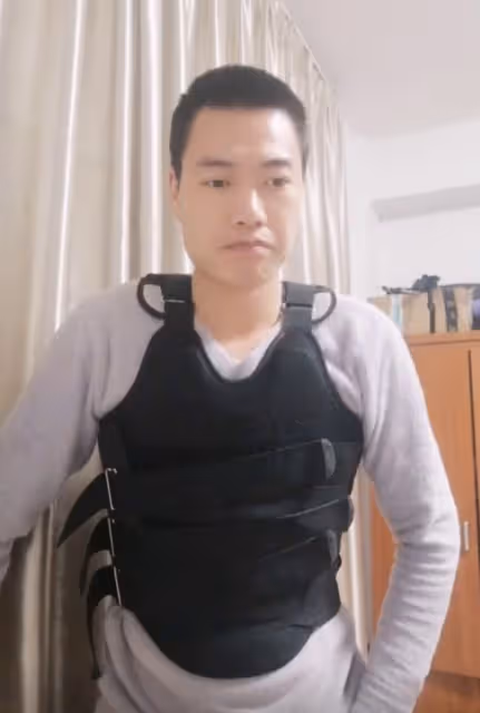 成龍劇組臨演摔馬骨折!劇組只賠三萬五了事,求助無門自言命廉價
