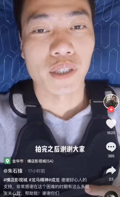 成龍劇組臨演摔馬骨折!劇組只賠三萬五了事,求助無門自言命廉價
