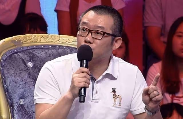 44歲塗磊直播突然發飆,怒罵助理不要插嘴,網友直言和樂嘉一樣