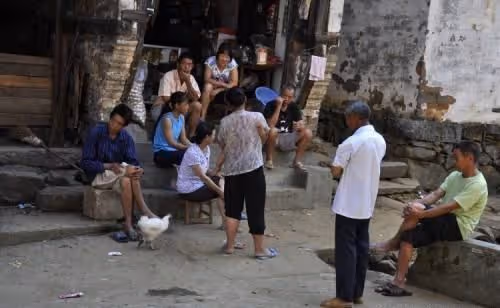老婦弄丟孫子,找15年也沒找到,回家後有個孩子問:你是要飯的嗎