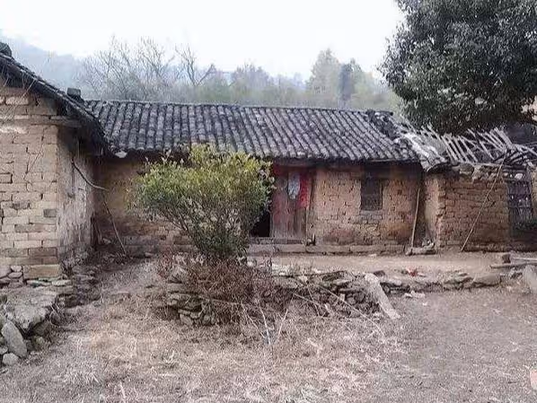 第一次去男友家，男友奶奶給了我三百紅包，臨別之時我留下五千