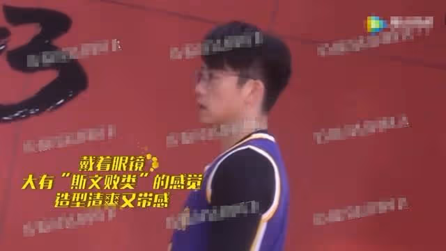 鄭愷一家三口罕見同框!獲妻子保姆式更衣照顧,1歲女兒軟萌可愛