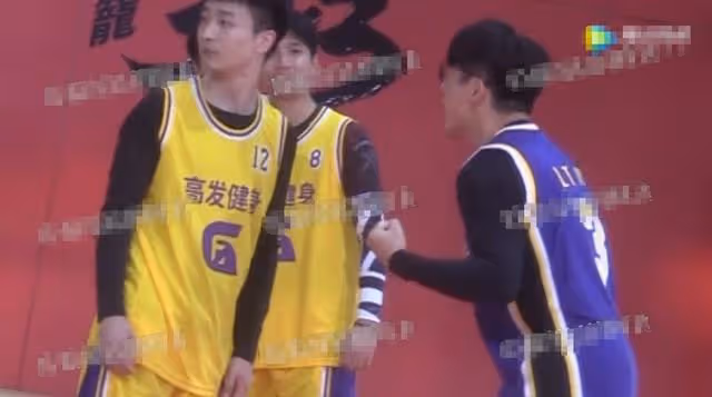 鄭愷一家三口罕見同框!獲妻子保姆式更衣照顧,1歲女兒軟萌可愛